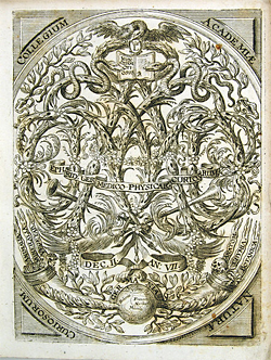 Titelbild des ersten deutschen Wissenschaftsjournals, das seit 1670 von der Gesellschaft herausgegeb wird. Quelle:  Eigenes Werk from Miscellanea Curiosa (Decuria II, Annus VII = 1688), Urheber: WolfgangMichel / Wikimedia Commons